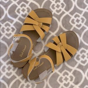 *Like New* Women’s Salt Water Sandals